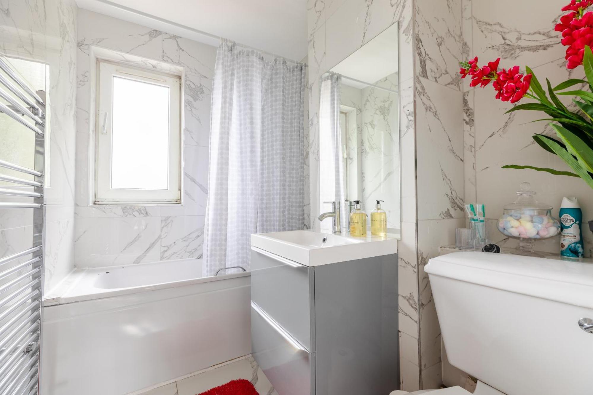 Cosy 3 Bed Flat Ideal For Trips To Лондон Екстериор снимка