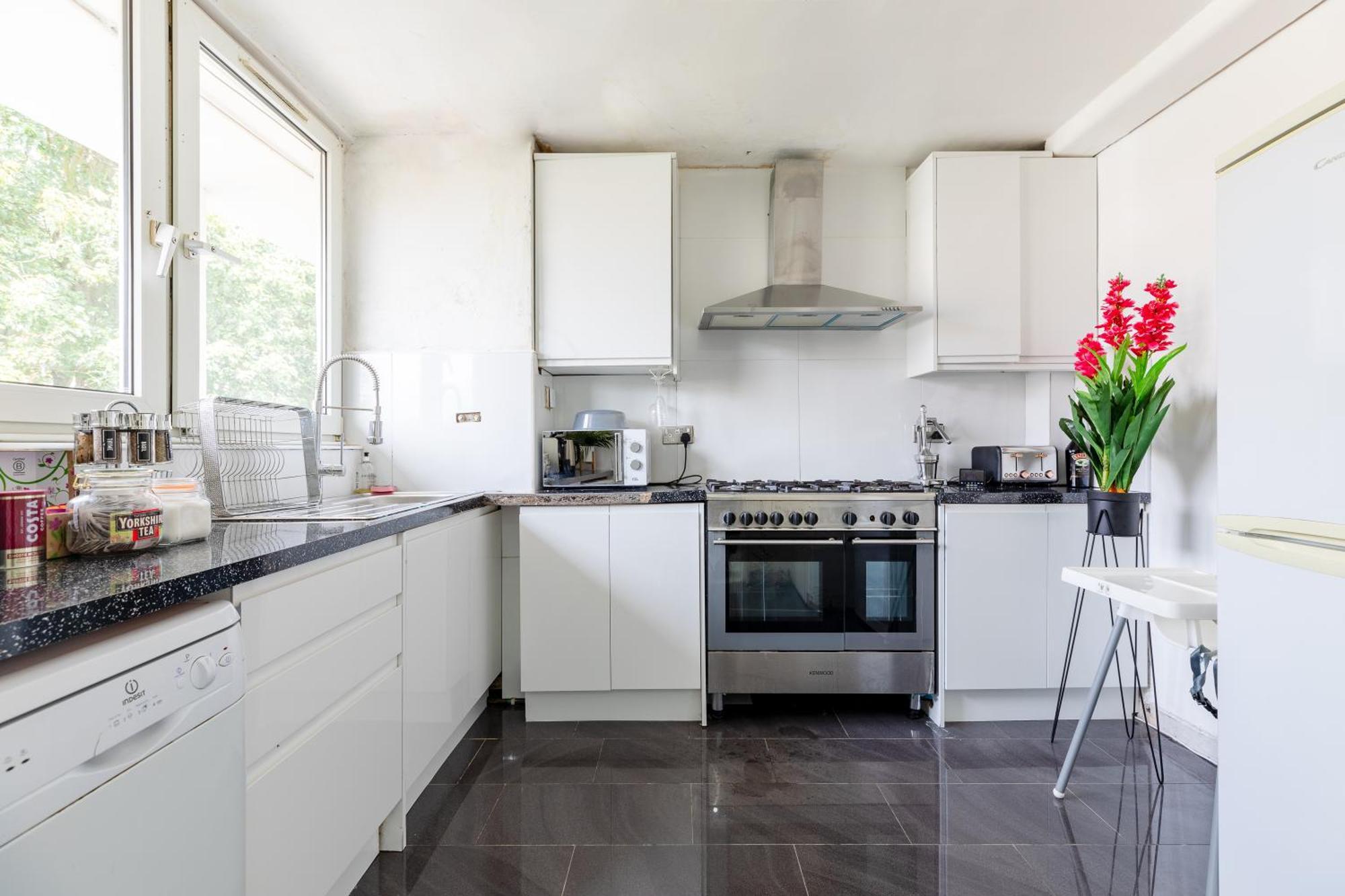 Cosy 3 Bed Flat Ideal For Trips To Лондон Екстериор снимка
