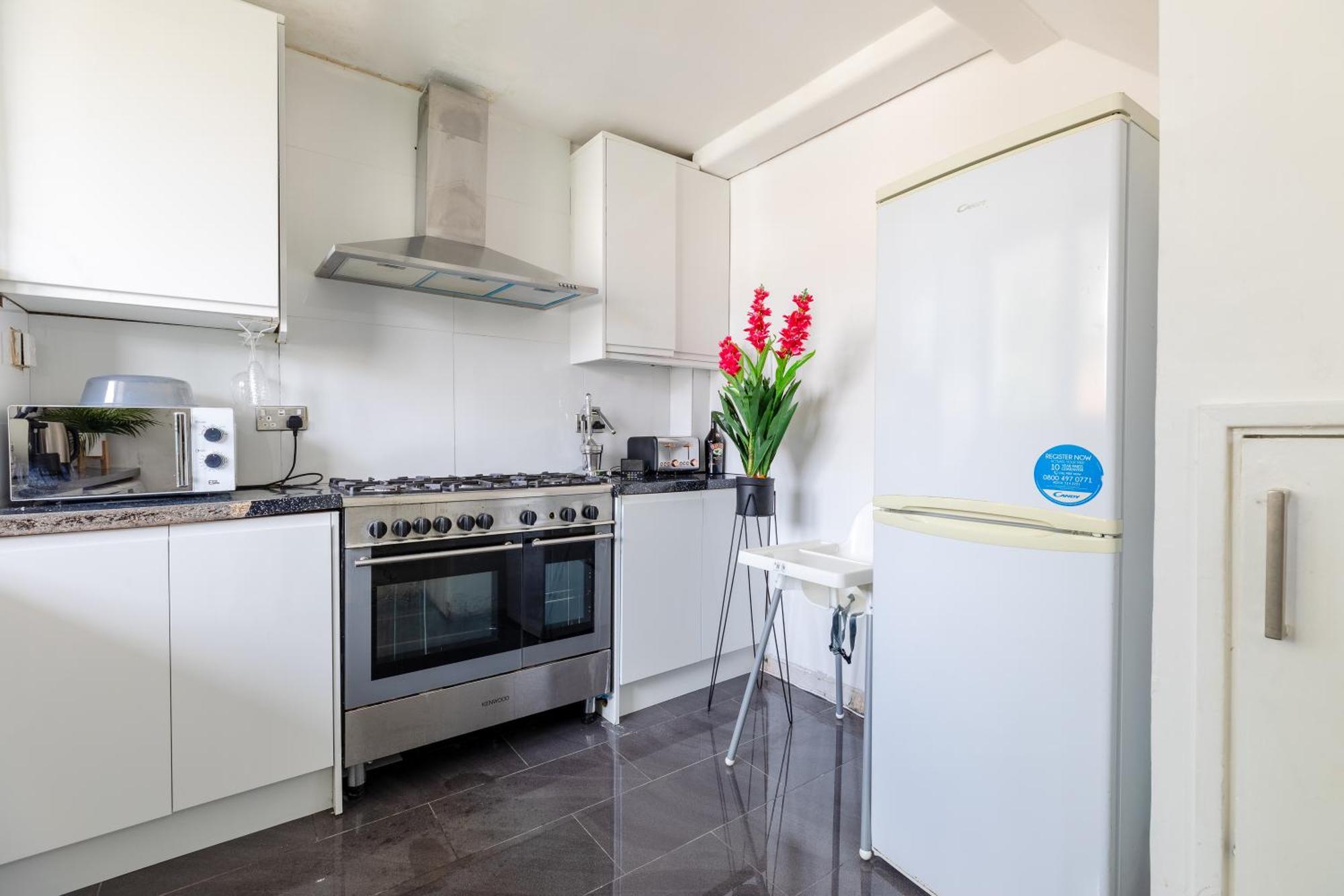 Cosy 3 Bed Flat Ideal For Trips To Лондон Екстериор снимка
