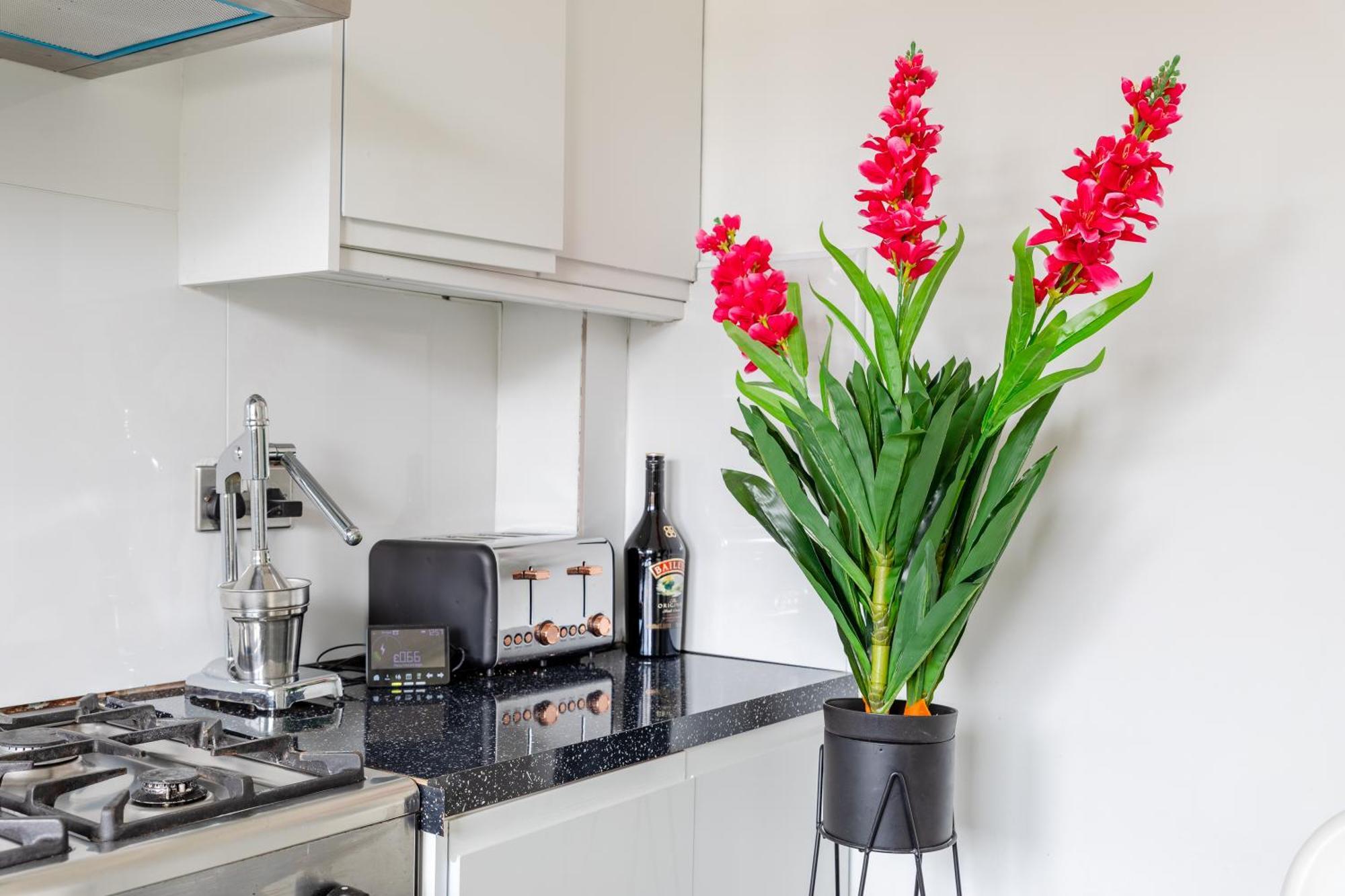 Cosy 3 Bed Flat Ideal For Trips To Лондон Екстериор снимка